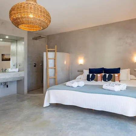 In Cala Salada Sleeps 14 * San Antonio (Ibiza)