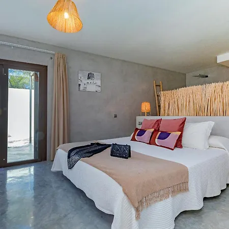 In Cala Salada Sleeps 14 Villa